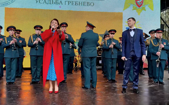 Международный танцевальный флешмоб «Эхо Побед» под знаменитую песню «Синий платочек» Международный танцевальный флешмоб «Эхо Побед» под знаменитую песню «Синий платочек».